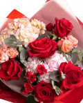 Prim-plan al florilor din buchetul “Buchet cu trandafiri și hortensii”, varianta Premium, evidentiind combinatia armonioasa de 5 Trandafiri Explorer, 2 Trandafiri ramificați roșii, 2 Trandafiri ramificați roz, 2 flori de Hydrangea roz, completate de verdeață și finisate cu ambalaj decorativ și panglică Magnolia elegante.