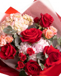 Prim-plan al florilor din buchetul “Buchet cu trandafiri și hortensii”, varianta Premium, evidentiind combinatia armonioasa de 5 Trandafiri Explorer, 2 Trandafiri ramificați roșii, 2 Trandafiri ramificați roz, 2 flori de Hydrangea roz, completate de verdeață și finisate cu ambalaj decorativ și panglică Magnolia elegante.