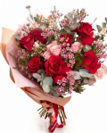 Imagine de ansamblu a buchetului “Buchet cu trandafiri roșii „Rose Whisper””, varianta Premium, realizat din 7 Trandafiri roșii, 3 Trandafiri ramificați roz, 3 fire de Chamelaucium roz, 2 fire de Symphoricarpos și 3 crenguțe de Eucalipt, completat cu 2 ambalaje decorative și o panglică Magnolia.