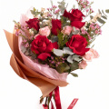 Buchet cu trandafiri roșii „Rose Whisper”
