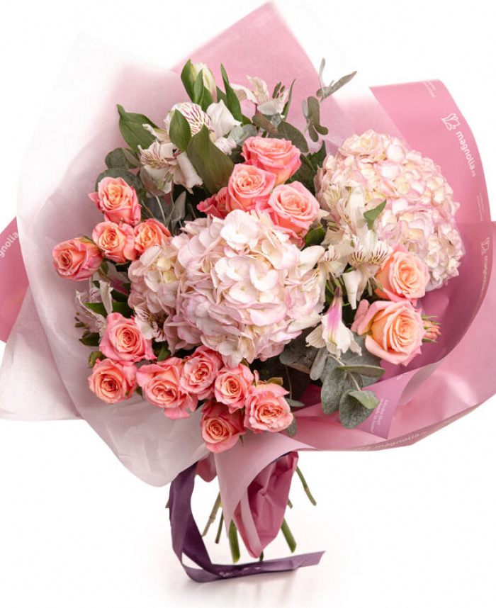 Imagine de ansamblu a buchetului “Buchet cu hortensii „Pink Dream””, varianta Premium, realizat din 5 Trandafiri ramificați roz, 2 Hydrangee roz, 3 Alstroemeria, 2 crenguțe de Eucalipt, completat cu ambalaj decorativ și 2 panglici Magnolia.