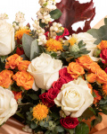 Prim-plan al florilor din buchetul “Buchet colorat de toamna”, varianta Premium, evidențiind combinația armonioasă de 5 Trandafiri albi, 3 Trandafiri ramificați portocalii, 3 Trandafiri ramificați roșii și 2 fire de Carthamus, completate de Symphoricarpos, Quercus, Eucalipt și finisate cu ambalaj decorativ și o panglică Magnolia elegante.