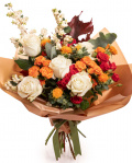 Imagine de ansamblu a buchetului “Buchet colorat de toamna”, varianta Premium, realizat din 5 Trandafiri albi, 2 crenguțe de Symphoricarpos, 2 fire de Carthamus, 3 Trandafiri ramificați portocalii, 3 Trandafiri ramificați roșii, 2 frunze de Quercus, 1 crenguță de Eucalipt, completat cu ambalaj decorativ și o panglică Magnolia.