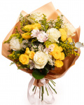 Imagine de ansamblu a buchetului “Buchet trandafiri și alstroemeria”, varianta Premium, realizat din 5 Trandafiri albi, 4 Trandafiri ramificați galbeni, 1 Alstroemeria, 2 fire de Chamelaucium alb, 3 fire de Solidago și 3 crenguțe de Eucalipt, completat cu ambalaj decorativ și o panglică Magnolia.