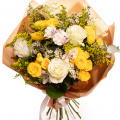 Buchet trandafiri și alstroemeria