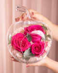 Imagine de ansamblu a aranjamentului “Aranjament cu Trandafiri roz în sas de sticlă”, varianta Standard, realizat din 3 Trandafiri Pink Floyd, 1 Hydrangea light pink și 1 crenguță de Eucalipt, completat cu un măr de sticlă.