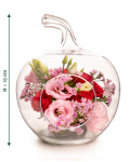 Imagine de ansamblu a aranjamentului “Aranjament floral în vas decorativ „Pink & Red””, varianta Standard, realizat din 1 fir de Eustoma roz, 1 fir de Trandafir ramificat roșu și 1 fir de Chamelaucium roz, completat cu un măr de sticlă decorativ.
