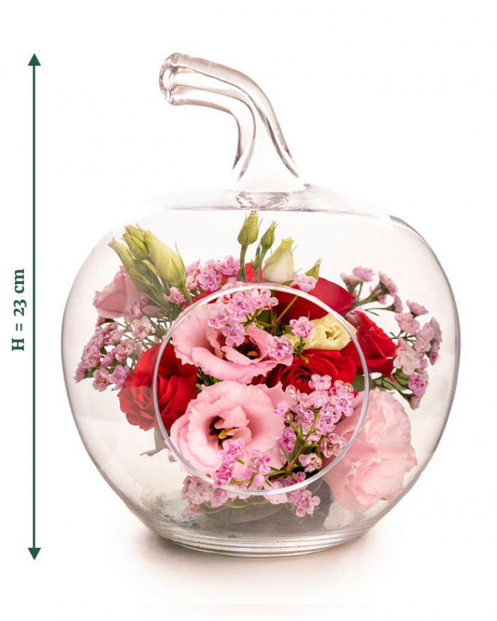 Imagine de ansamblu a aranjamentului “Aranjament floral în vas decorativ „Pink & Red””, varianta Standard, realizat din 1 fir de Eustoma roz, 1 fir de Trandafir ramificat roșu și 1 fir de Chamelaucium roz, completat cu un măr de sticlă decorativ.