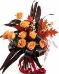Imagine de ansamblu a buchetului “Buchet de Halloween cu trandafiri”, varianta Premium, realizat din 9 Trandafiri portocalii, 13 frunze de Cordiline, 4 frunze de Quercus, 2 crenguțe de Asparagus cupru, 2 fire de Sumphoricarpus, completat cu 3 panglici.
