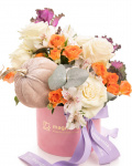 Imagine de ansamblu a aranjamentului “Aranjament de toamnă cu dovleac”, varianta Premium, realizat din 5 Trandafiri albi Mondial, 2 Trandafiri ramificați portocalii, 2 Brassica, 2 Alstroemeria, completat cu 1 dovleac decorativ pe stick, o cutie din catifea roz, 1 perlă cu ac și 2 panglici inscripționate Magnolia.